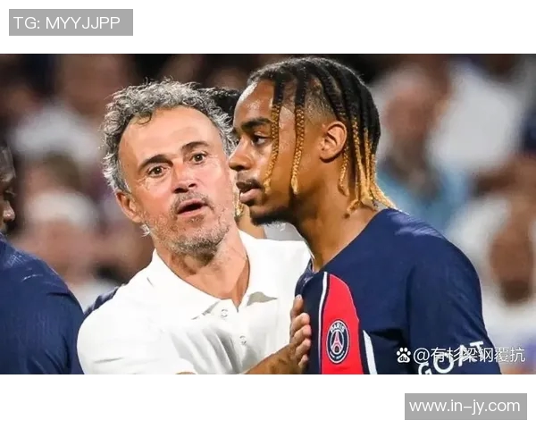 姆巴佩赛后与恩里克亲切交流并向前队友们表达一致意见