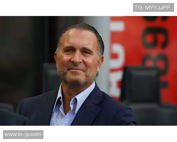 米兰老板卡迪纳莱亲临球队探访与球员阿莱格里亲切互动